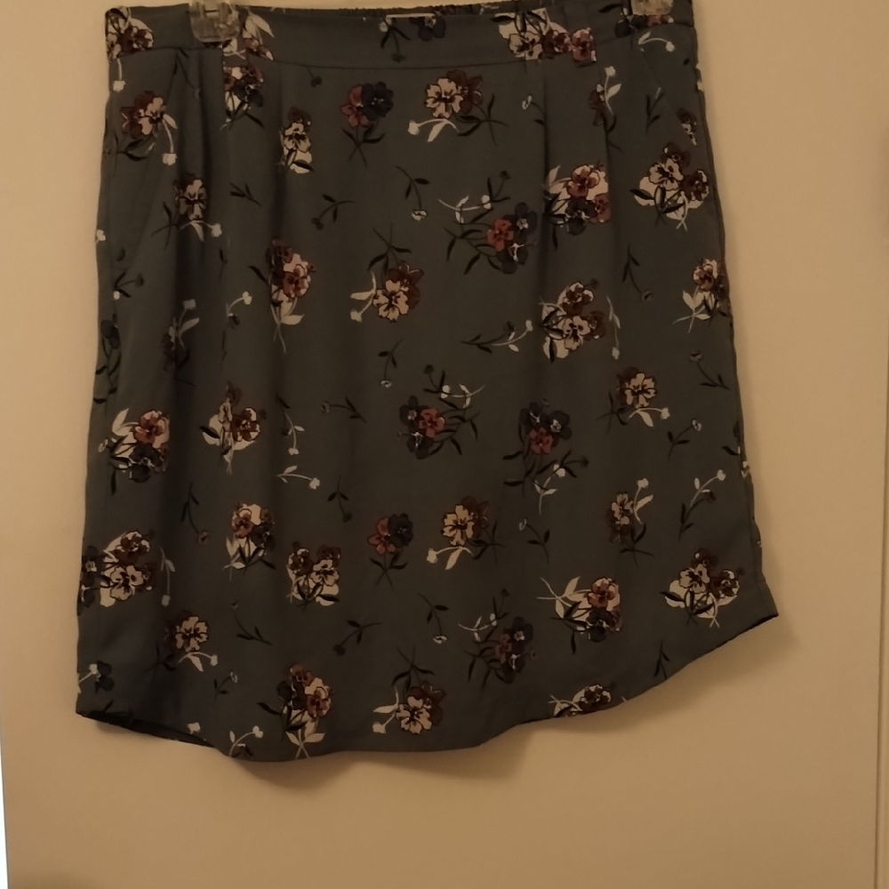 🌻 3/$12 item - LOFT A-Line Skirt with Floral Design - Gray and Brown